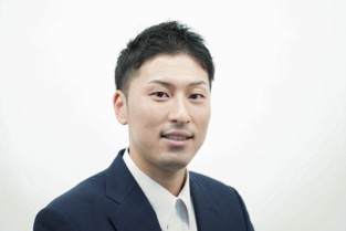 スーツを着用した短髪の男性
